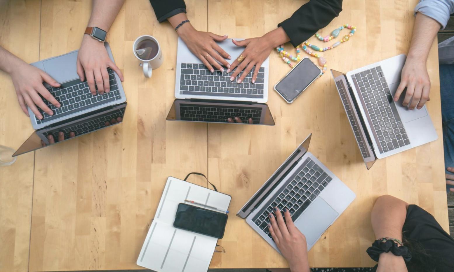 Empresarios analizando estrategias de diversificación financiera